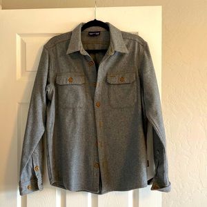 Mens Patagonia wool collared shirt. Size small. Never been worn